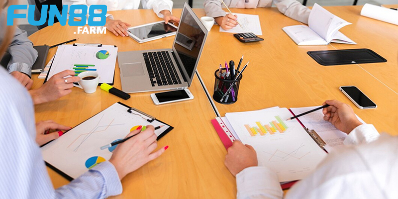 CHịu trách nhiệm về nội dung và thương hiệu